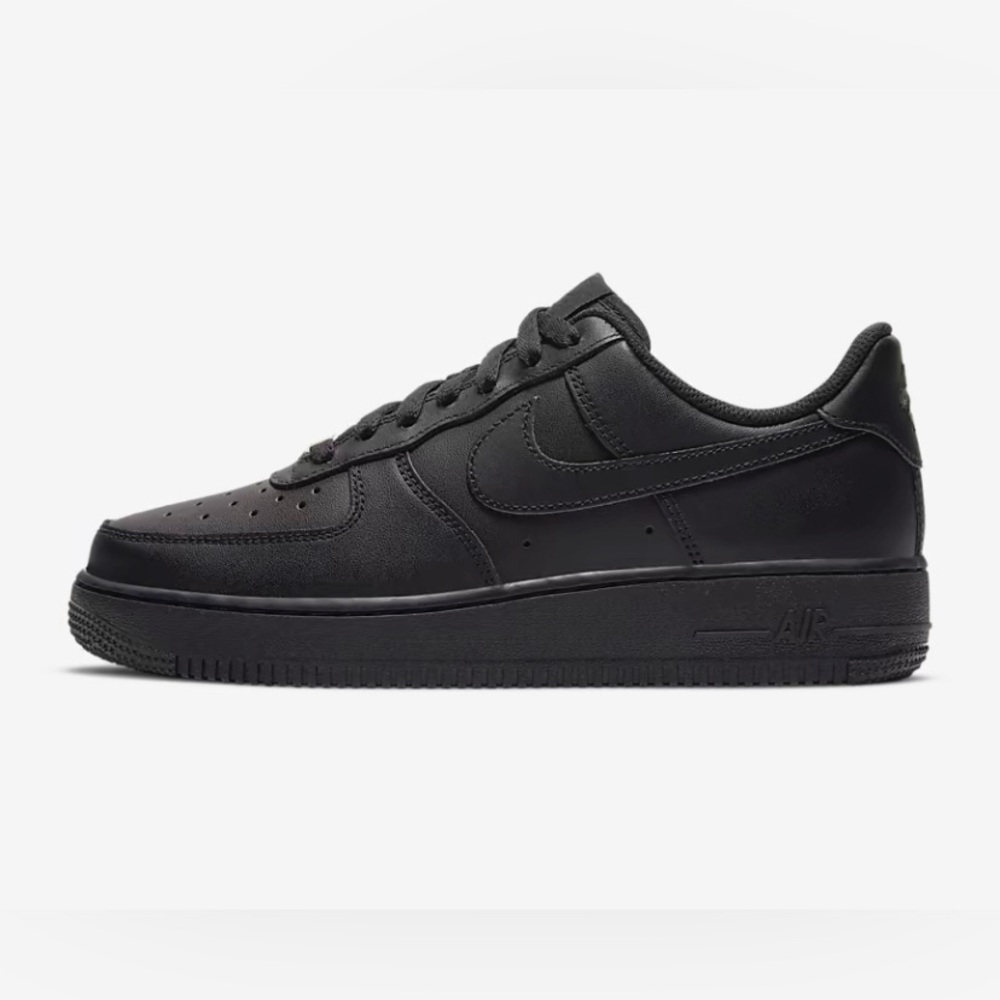New black Nike pair only used twice, if you are interested then lemme know